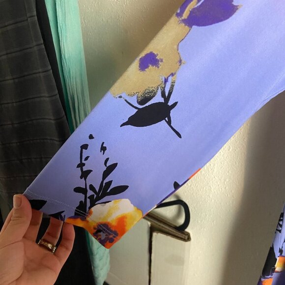 Susan Graver Size S Floral Printed Liquid Knit Asymmetrical Hem Tunic Top Blue - Picture 5 of 9